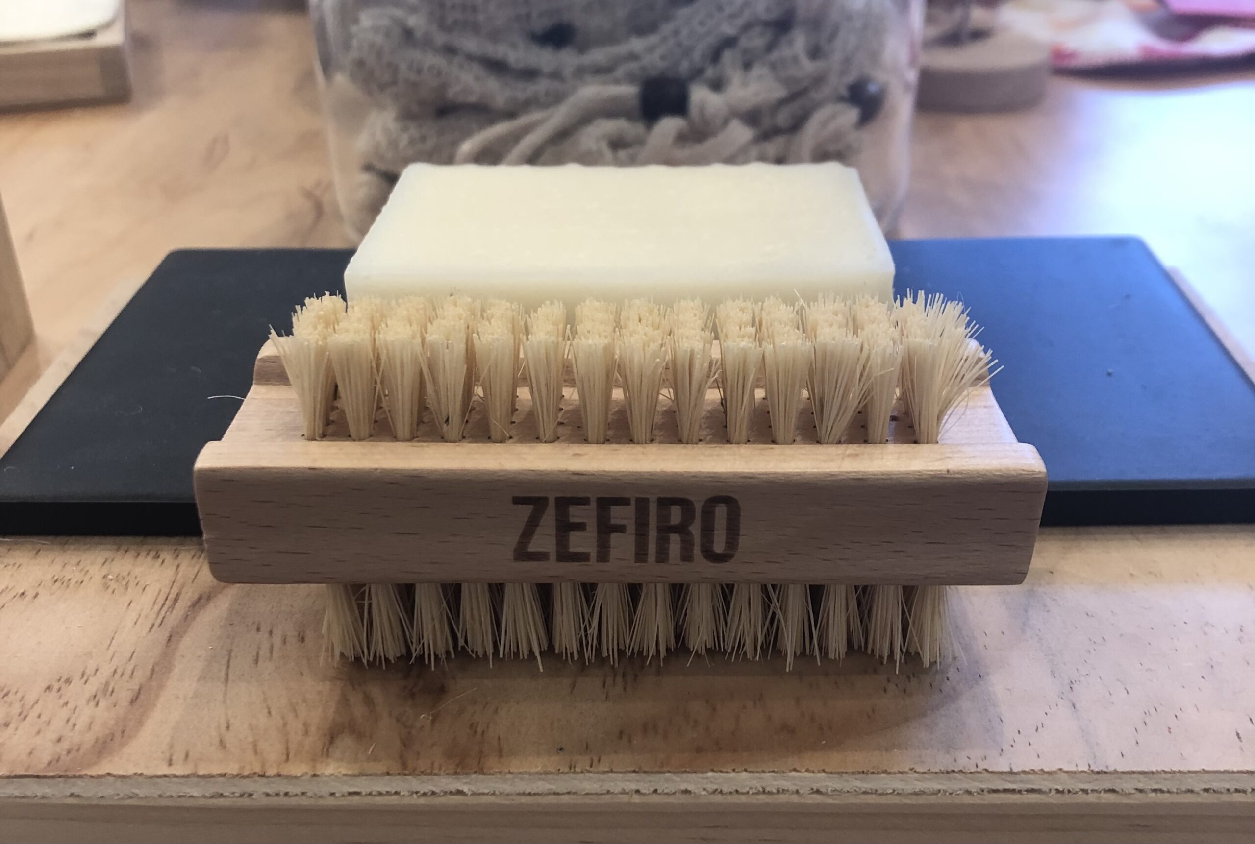 Zefiro Nail Brush